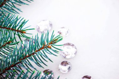 Mavi ladin şube ile dekorasyon için kristalleri.