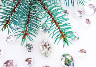 Mavi ladin şube ile dekorasyon için kristalleri.