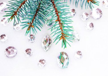 Mavi ladin şube ile dekorasyon için kristalleri.