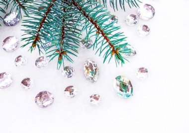 Mavi ladin şube ile dekorasyon için kristalleri.
