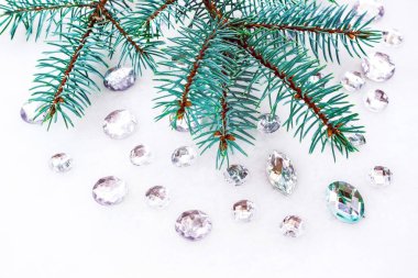 Mavi ladin şube ile dekorasyon için kristalleri.