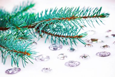 Mavi ladin şube ile dekorasyon için kristalleri.