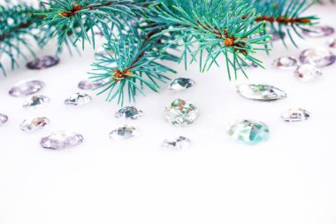 Mavi ladin şube ile dekorasyon için kristalleri.