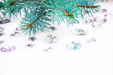 Mavi ladin şube ile dekorasyon için kristalleri.