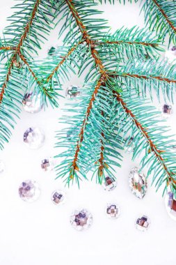 Mavi ladin şube ile dekorasyon için kristalleri.