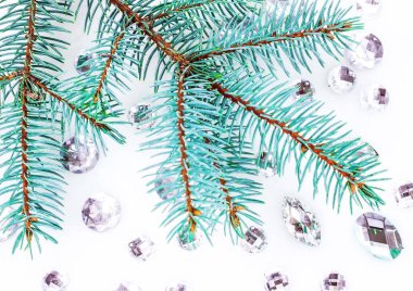 Mavi ladin şube ile dekorasyon için kristalleri.