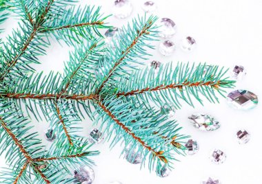 Mavi ladin şube ile dekorasyon için kristalleri.