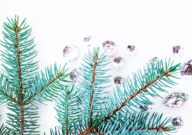 Mavi ladin şube ile dekorasyon için kristalleri.