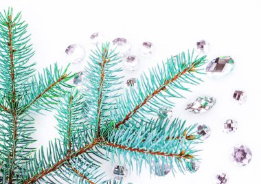 Mavi ladin şube ile dekorasyon için kristalleri.