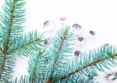 Mavi ladin şube ile dekorasyon için kristalleri.