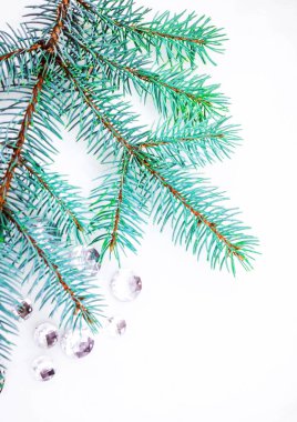 Mavi ladin şube ile dekorasyon için kristalleri.