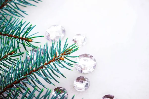 Mavi ladin şube ile dekorasyon için kristalleri.