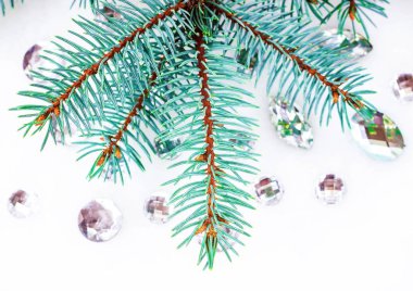 Mavi ladin şube ile dekorasyon için kristalleri.