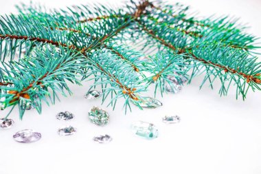 Mavi ladin şube ile dekorasyon için kristalleri.