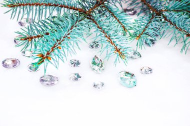 Mavi ladin şube ile dekorasyon için kristalleri.