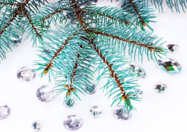 Mavi ladin şube ile dekorasyon için kristalleri.