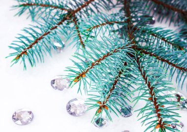 Mavi ladin şube ile dekorasyon için kristalleri.