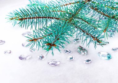 Mavi ladin şube ile dekorasyon için kristalleri.