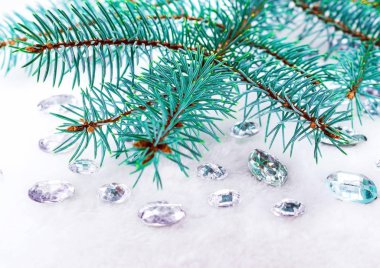 Mavi ladin şube ile dekorasyon için kristalleri.