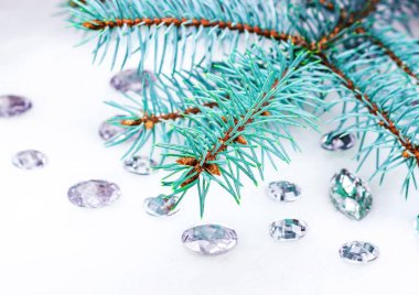 Mavi ladin şube ile dekorasyon için kristalleri.