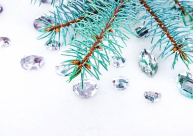 Mavi ladin şube ile dekorasyon için kristalleri.