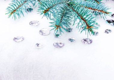 Mavi ladin şube ile dekorasyon için kristalleri.