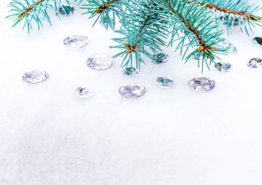 Mavi ladin şube ile dekorasyon için kristalleri.