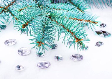 Mavi ladin şube ile dekorasyon için kristalleri.