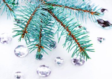 Mavi ladin şube ile dekorasyon için kristalleri.