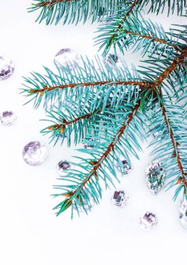 Mavi ladin şube ile dekorasyon için kristalleri.