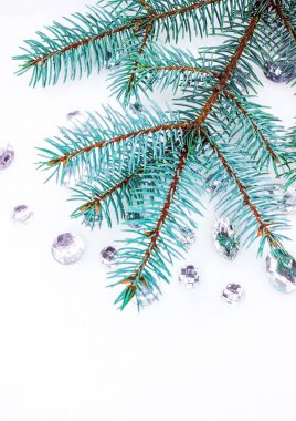 Mavi ladin şube ile dekorasyon için kristalleri.