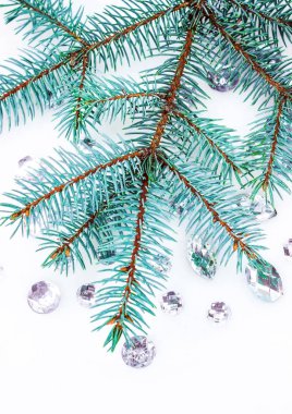 Mavi ladin şube ile dekorasyon için kristalleri.