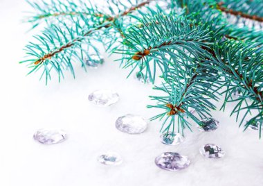 Mavi ladin şube ile dekorasyon için kristalleri.