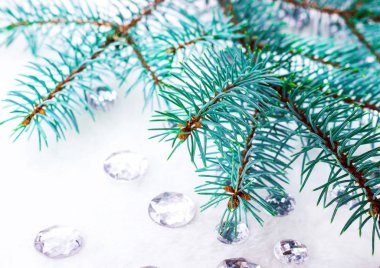 Mavi ladin şube ile dekorasyon için kristalleri.