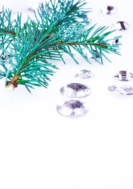 Mavi ladin şube ile dekorasyon için kristalleri.