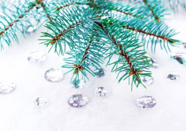 Mavi ladin şube ile dekorasyon için kristalleri.