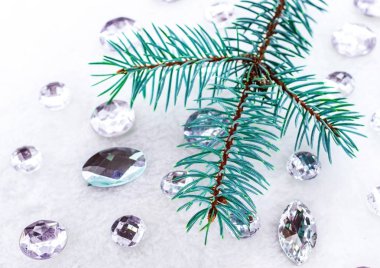 Mavi ladin şube ile dekorasyon için kristalleri.