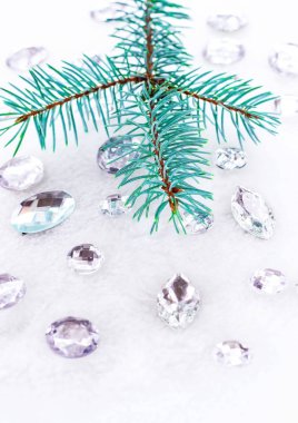 Mavi ladin şube ile dekorasyon için kristalleri.