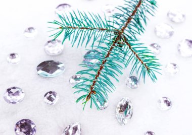 Mavi ladin şube ile dekorasyon için kristalleri.