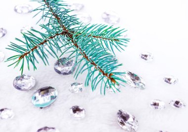 Mavi ladin şube ile dekorasyon için kristalleri.