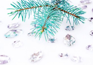 Mavi ladin şube ile dekorasyon için kristalleri.
