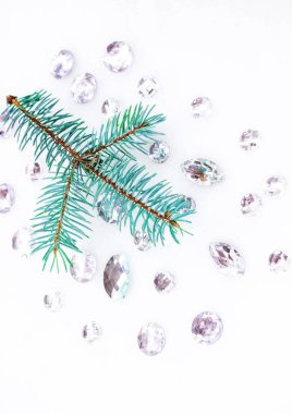 Mavi ladin şube ile dekorasyon için kristalleri.