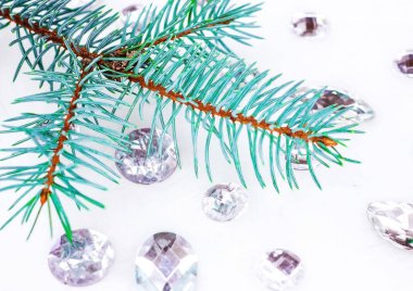 Mavi ladin şube ile dekorasyon için kristalleri.