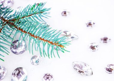 Mavi ladin şube ile dekorasyon için kristalleri.