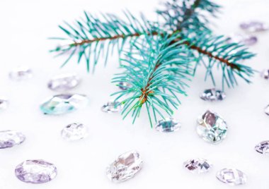 Mavi ladin şube ile dekorasyon için kristalleri.