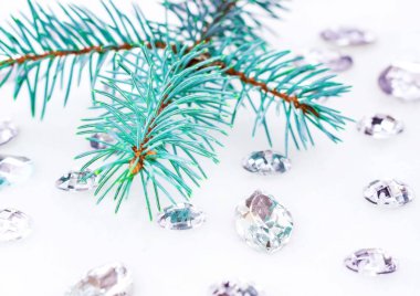 Mavi ladin şube ile dekorasyon için kristalleri.