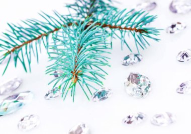 Mavi ladin şube ile dekorasyon için kristalleri.