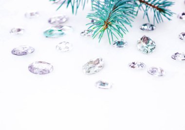 Mavi ladin şube ile dekorasyon için kristalleri.