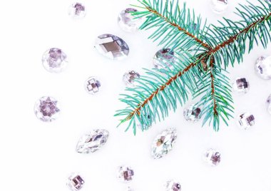 Mavi ladin şube ile dekorasyon için kristalleri.