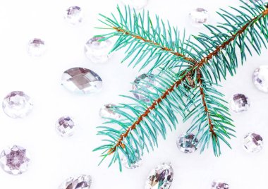 Mavi ladin şube ile dekorasyon için kristalleri.